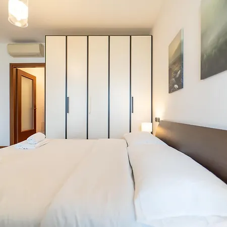 Appartamento Moderno Con Garage, Wi-fi, Aria Condizionata E Terrazzo